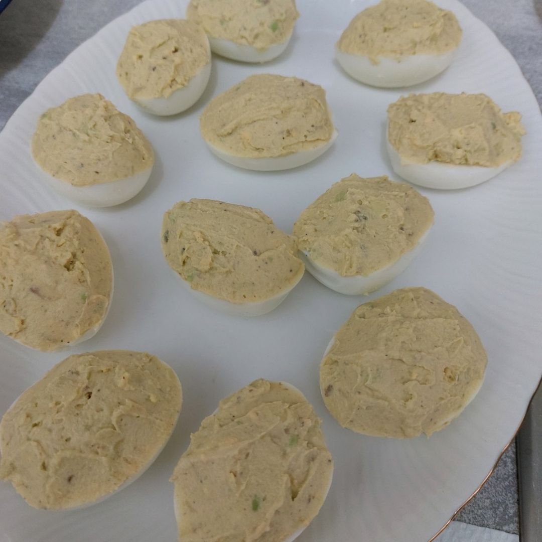 Huevos rellenos de aguacate y mayonesa trufada 🥚 Paso 4 Huevos rellenos de aguacate y mayonesa trufada 🥚 Paso 4