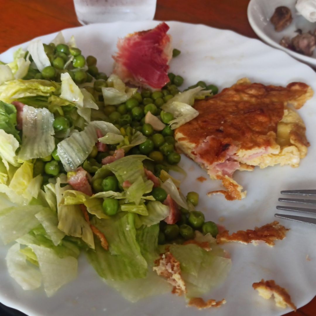 Tortilla francesa al gusto con ensalada Tortilla francesa al gusto con ensalada