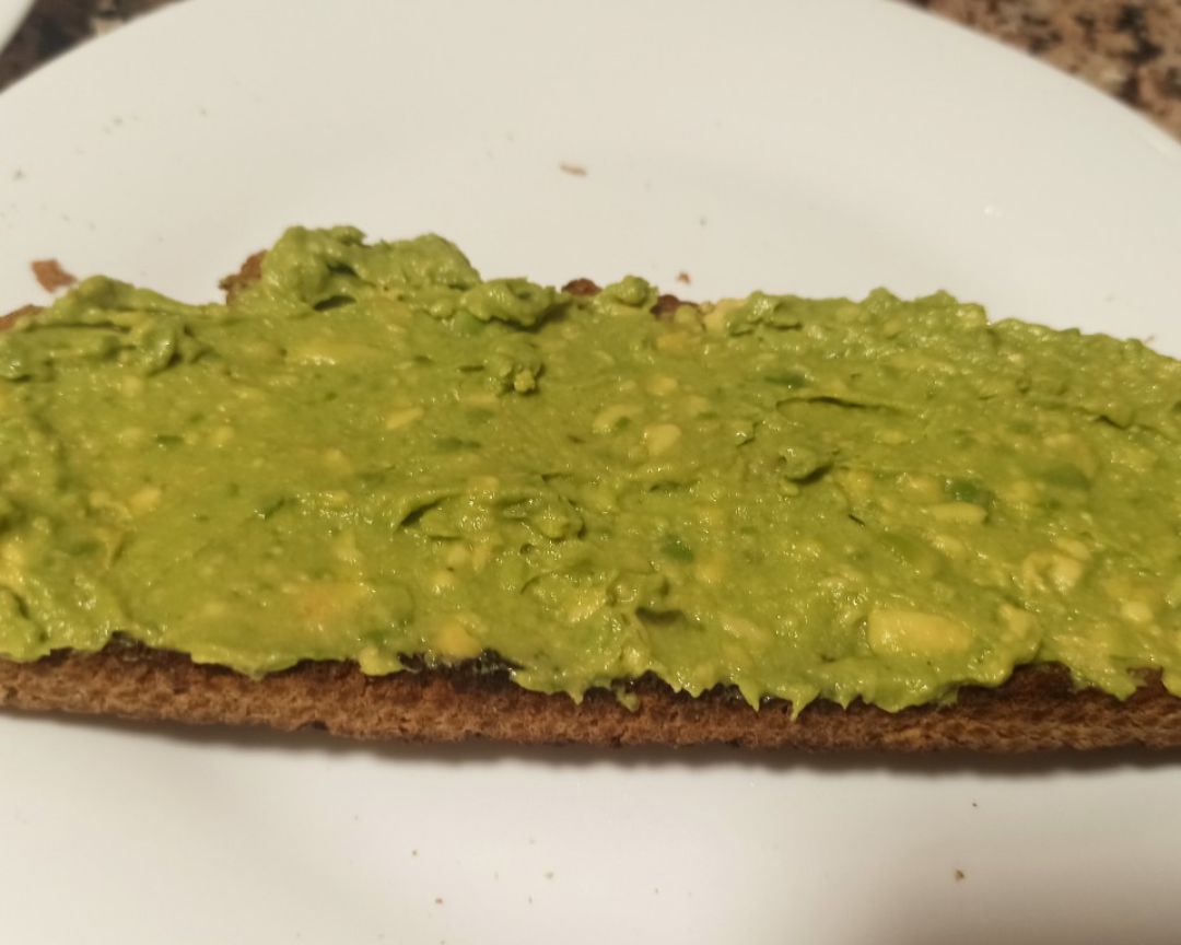 Tosta de salmón protéica  🥑🧀🥬🧅🐟 Paso 2