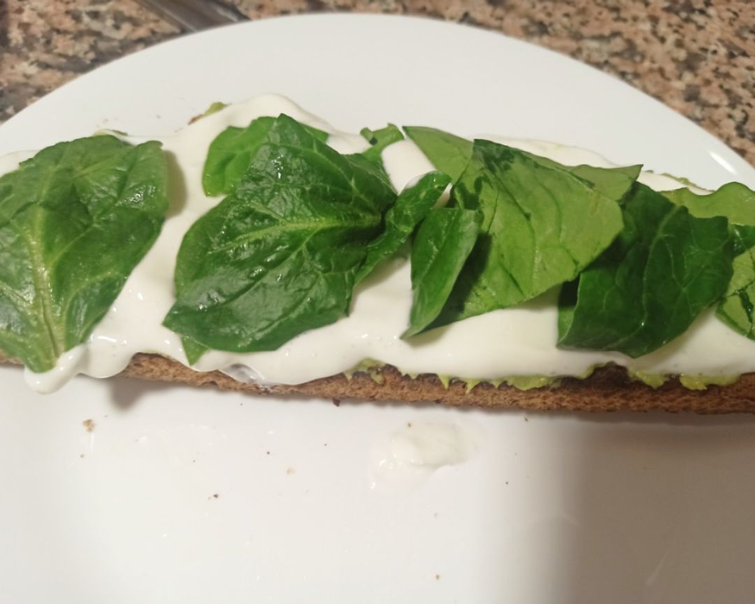 Tosta de salmón protéica  🥑🧀🥬🧅🐟 Paso 3