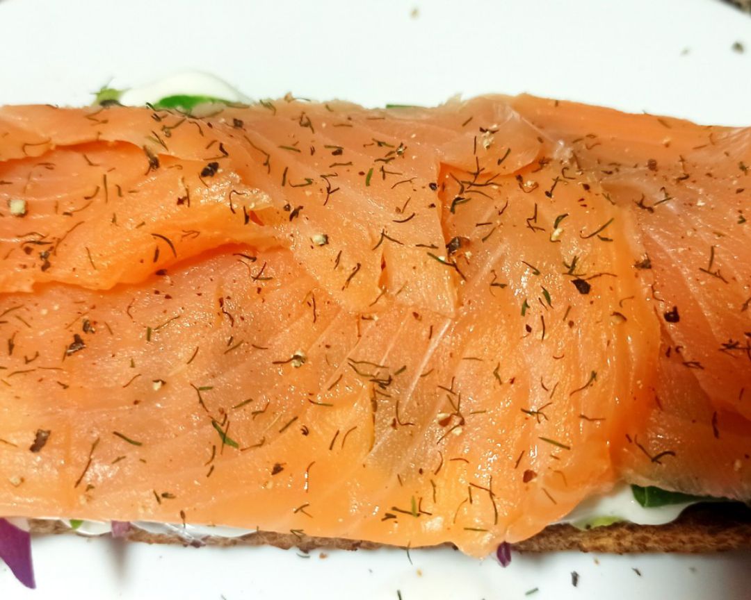 Tosta de salmón protéica  🥑🧀🥬🧅🐟 Paso 5