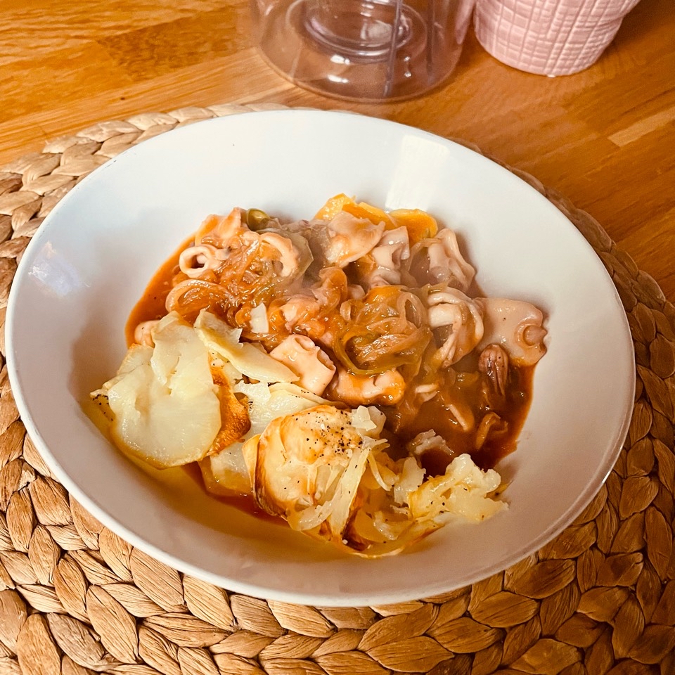 Calamares 🦑 encebollados con pimiento 🫑 pimiento amarillo y cebolla 🧅 con papas a la juliana al horno Calamares 🦑 encebollados con pimiento 🫑 pimiento amarillo y cebolla 🧅 con papas a la juliana al horno