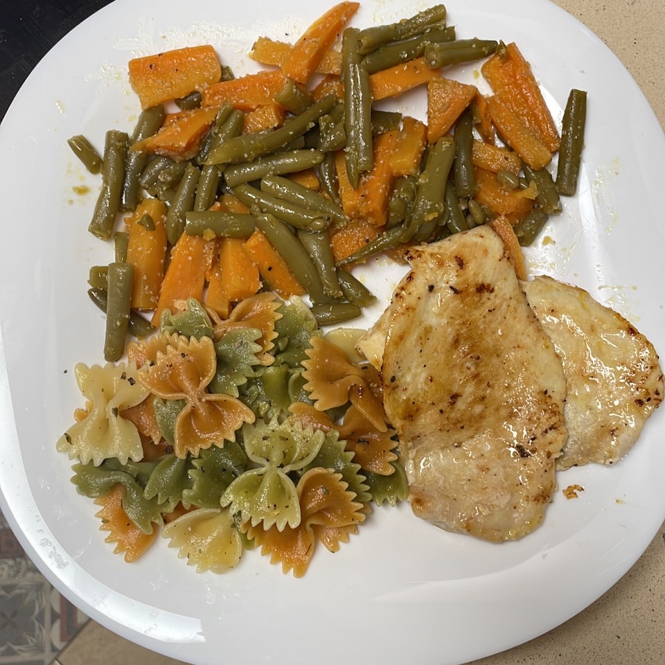 Pollo con pasta, judías y zanahoria!