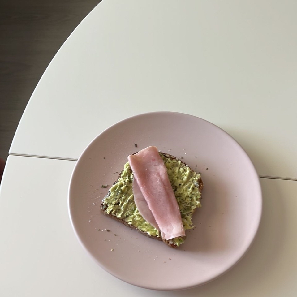 Tostada con aguacate y pavo 