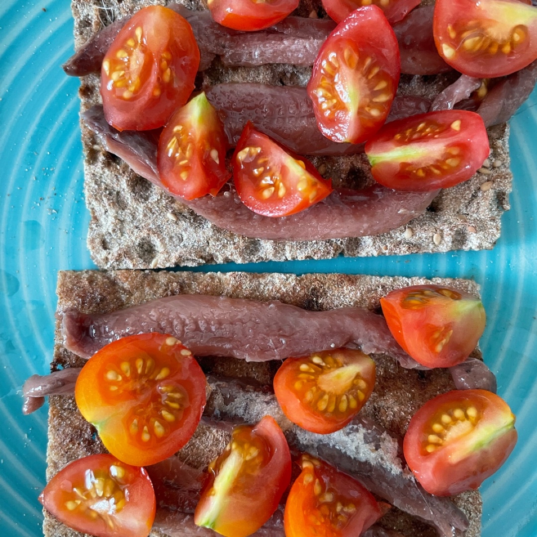 Tosta anchoa y tomate Tosta anchoa y tomate