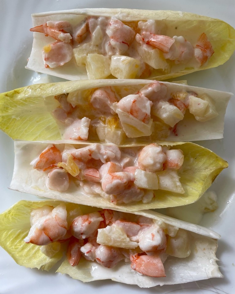 Barcas de endivias, langostinos y piña con salsa de queso cottage Barcas de endivias, langostinos y piña con salsa de queso cottage