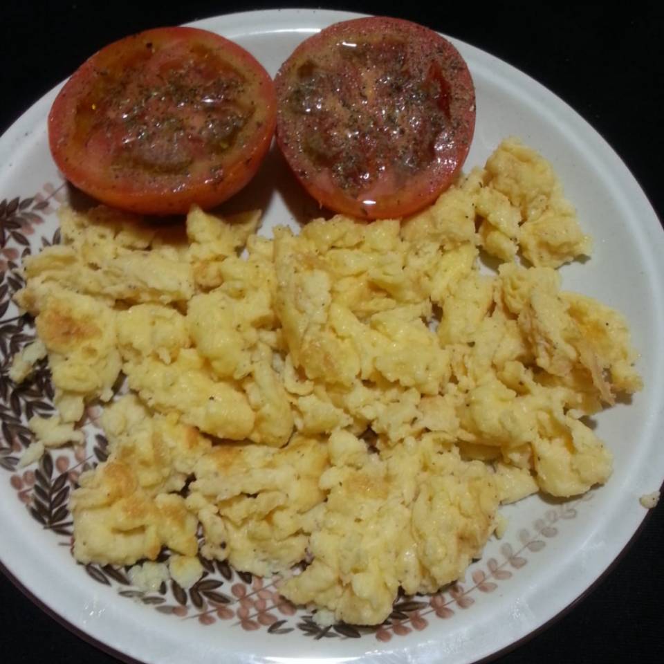 Huevos revueltos con queso fresco y cherry Huevos revueltos con queso fresco y cherry