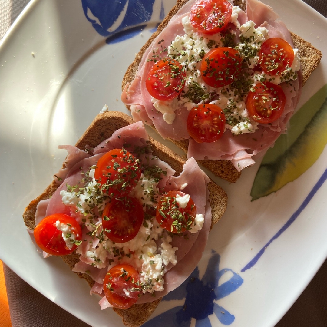 Tostadas con jamón cocido queso cottage y tomates cherri