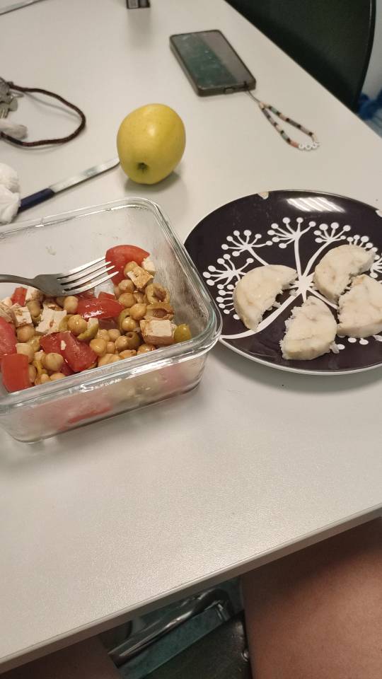 Ensalada de garbanzos con medallones de merluza