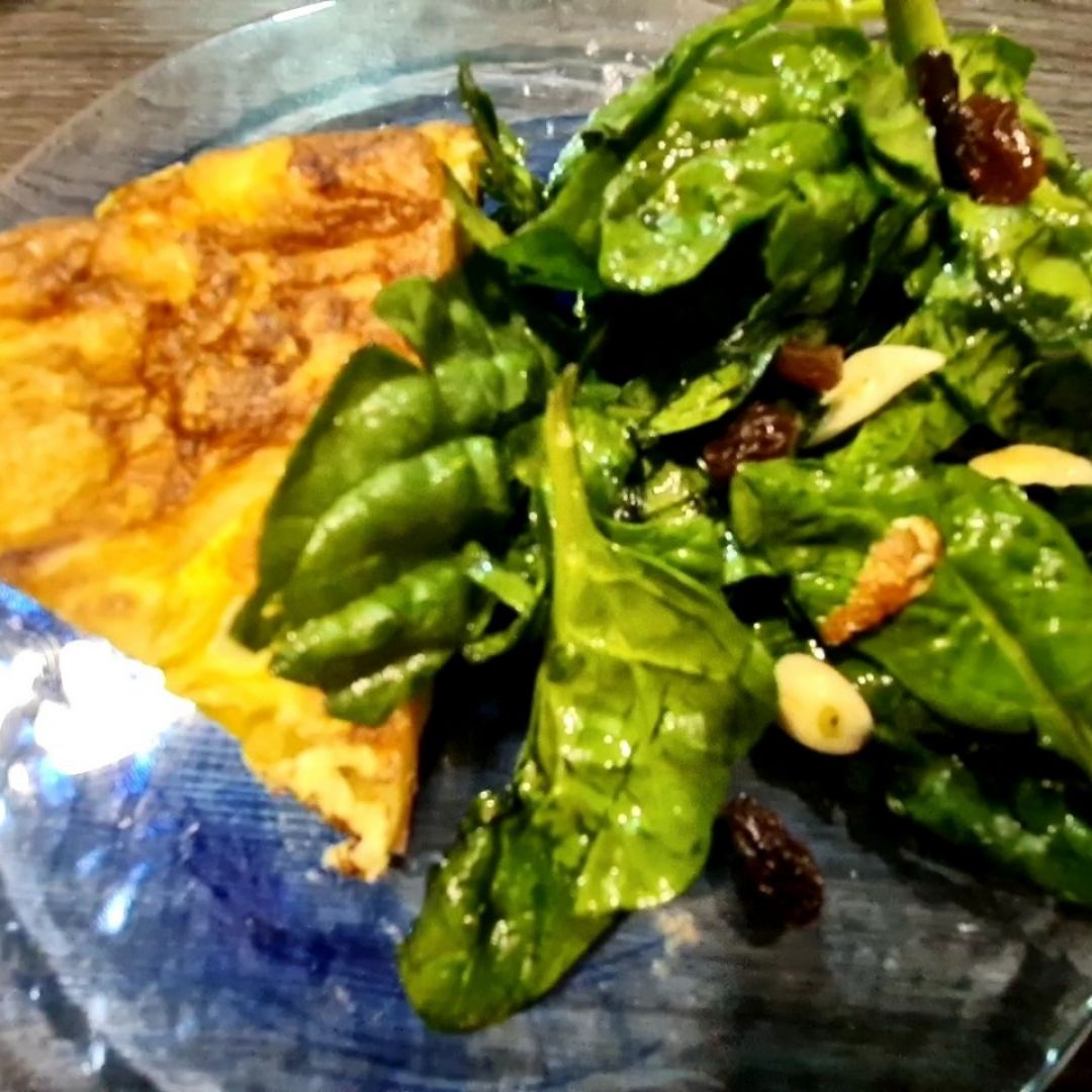 Tortilla de calabacín y ensalada de espinacas