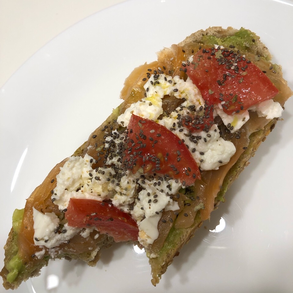 Tostada aguacate con salmón Tostada aguacate con salmón