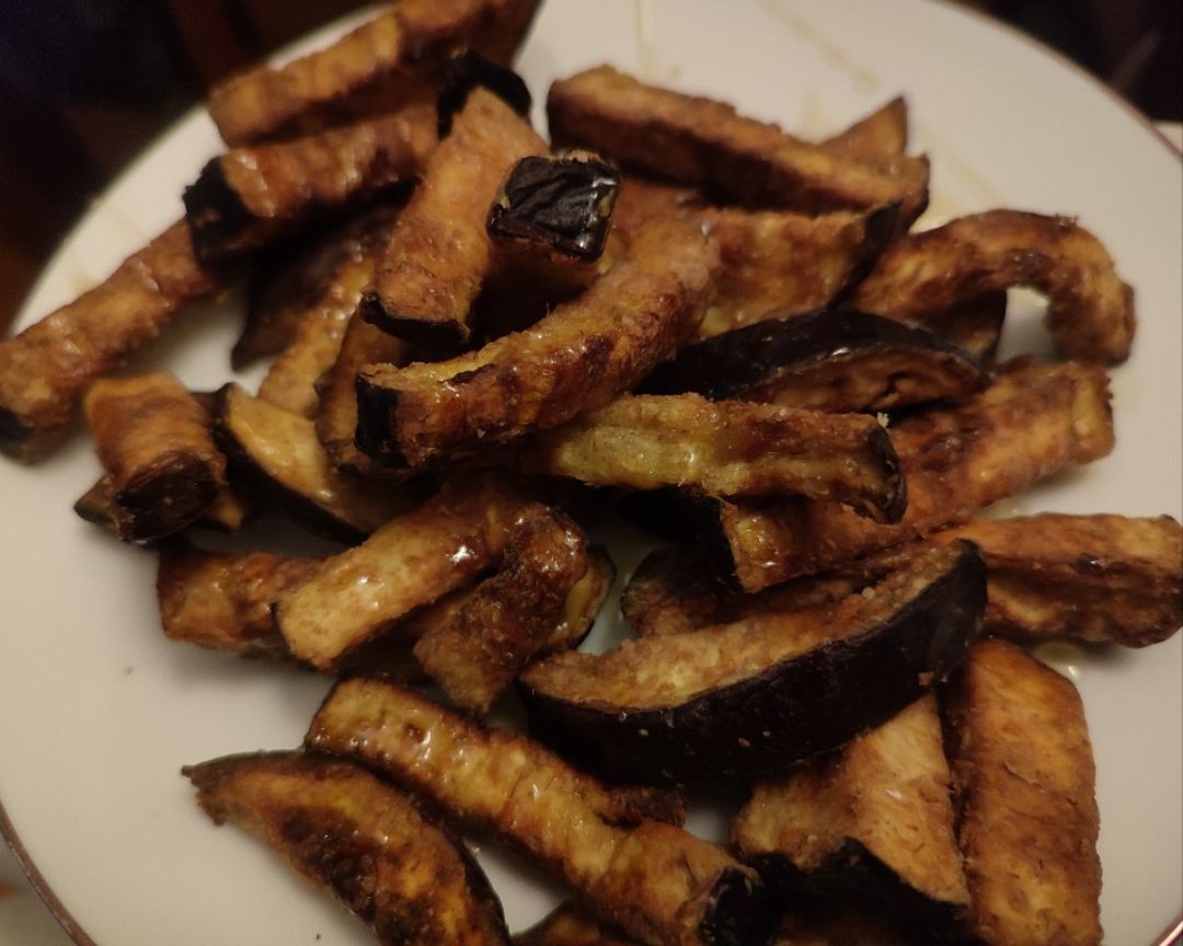 Bastoncitos no-fritos de berenjena con miel. Bastoncitos no-fritos de berenjena con miel.