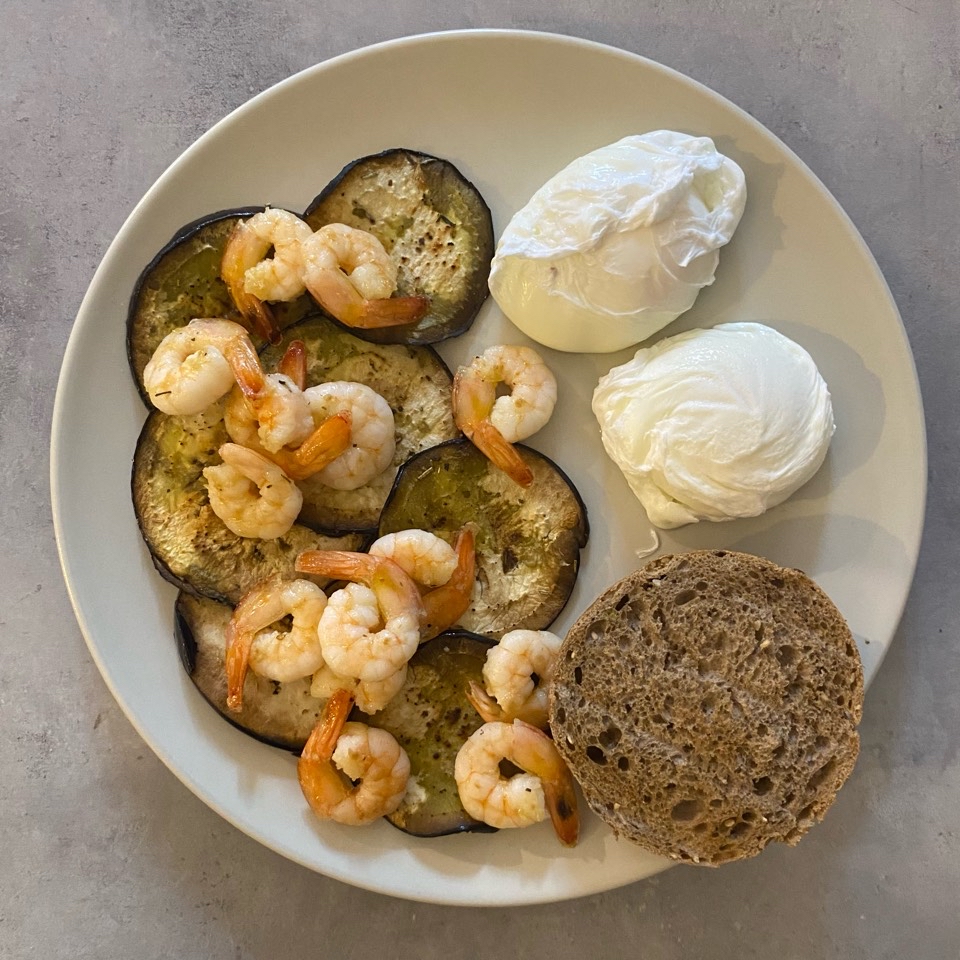 Plato combinado: berenjena, langostinos y huevo poché
