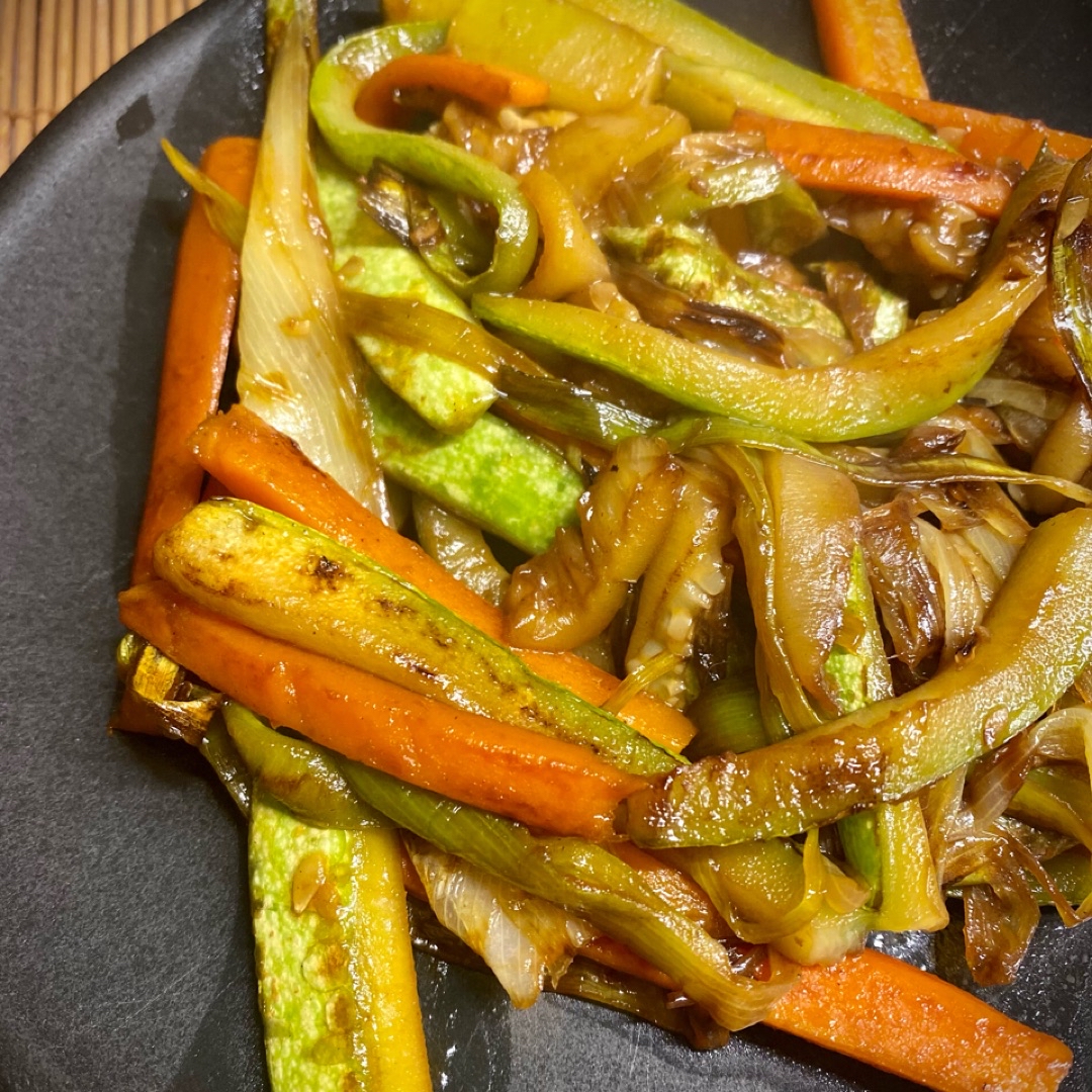 Wok de verduras con soja 🍆 🥒🥕🧅 Wok de verduras con soja 🍆 🥒🥕🧅