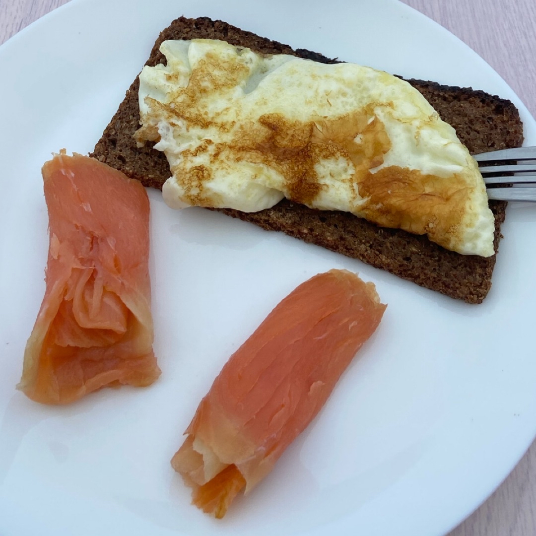 Tostada de salmón con tortilla de clara