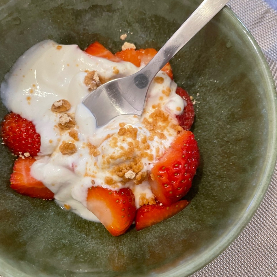 Yogur con fruta y mantequilla de cacahuete