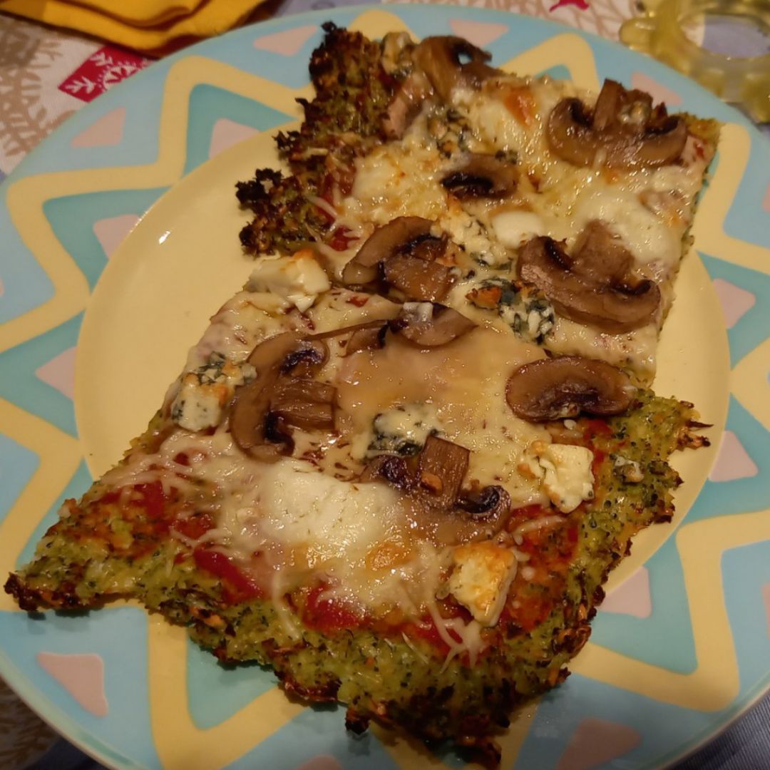Pizza de brócoli con champiñones y queso azul