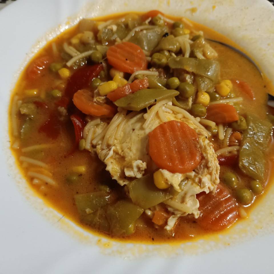 Menestra de verduras con huevo escalfado Menestra de verduras con huevo escalfado