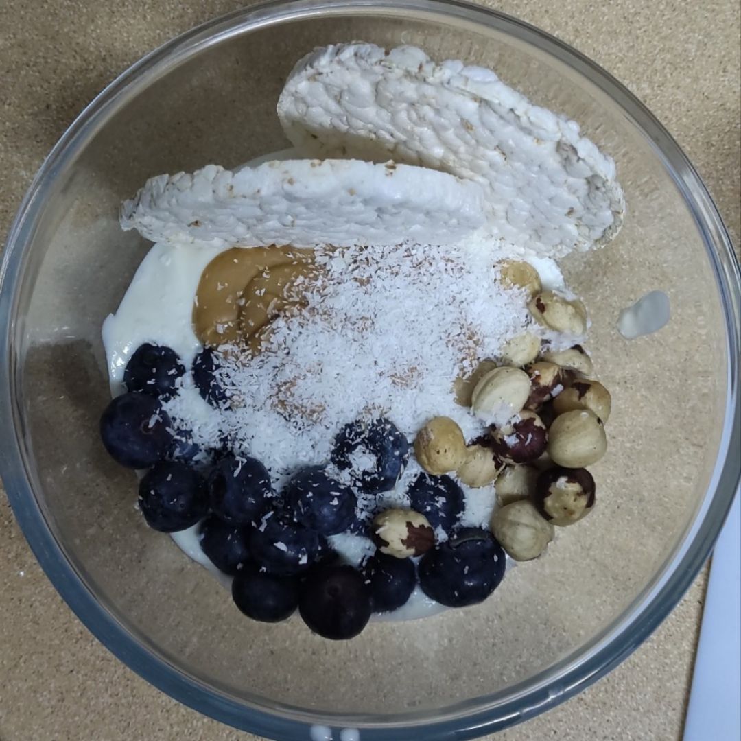 Bowl de yogurt de coco con arándanos y avellanas