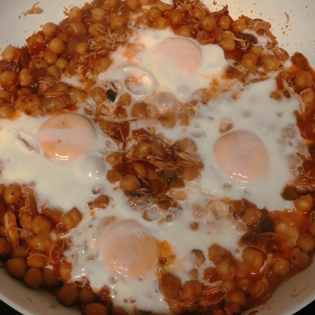 Pisto con garbanzos, huevos, jamón y pollo Pisto con garbanzos, huevos, jamón y pollo