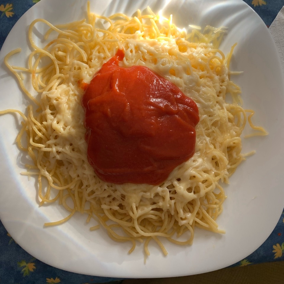 Espaguetis con queso y tomate Espaguetis con queso y tomate