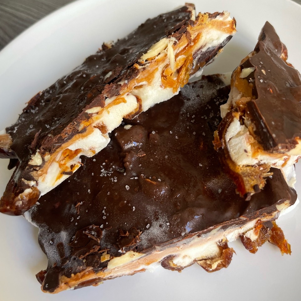 Snack crujiente de dátiles, chocolate y mantequilla de cacahuete 🥜 