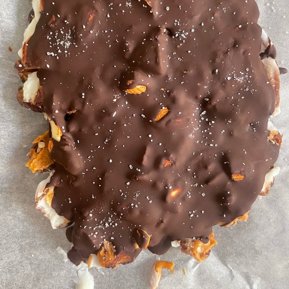 Snack crujiente de dátiles, chocolate y mantequilla de cacahuete 🥜 