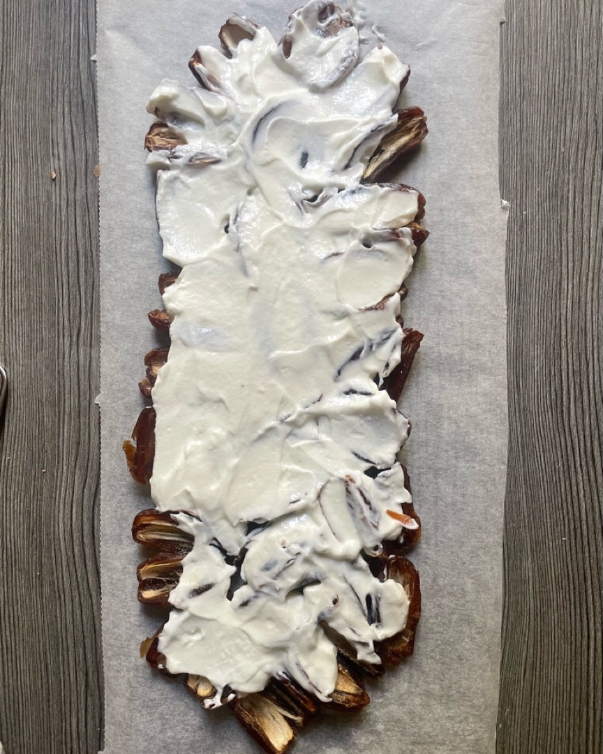 Snack crujiente de dátiles, chocolate y mantequilla de cacahuete 🥜 Paso 1 Snack crujiente de dátiles, chocolate y mantequilla de cacahuete 🥜 Paso 1