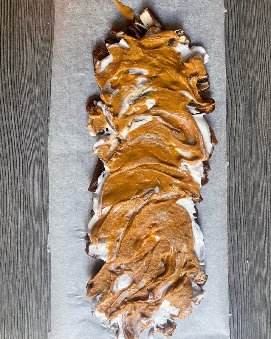 Snack crujiente de dátiles, chocolate y mantequilla de cacahuete 🥜 Paso 2 Snack crujiente de dátiles, chocolate y mantequilla de cacahuete 🥜 Paso 2