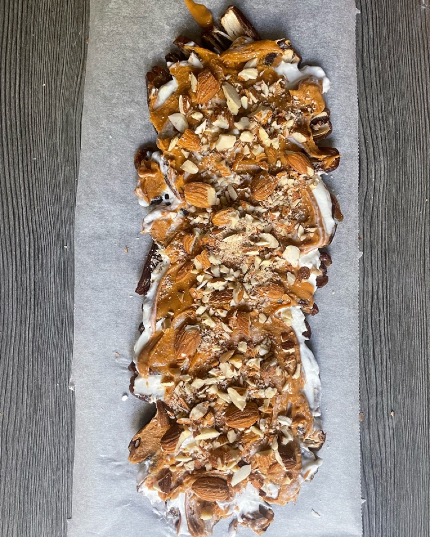 Snack crujiente de dátiles, chocolate y mantequilla de cacahuete 🥜 Paso 3 Snack crujiente de dátiles, chocolate y mantequilla de cacahuete 🥜 Paso 3