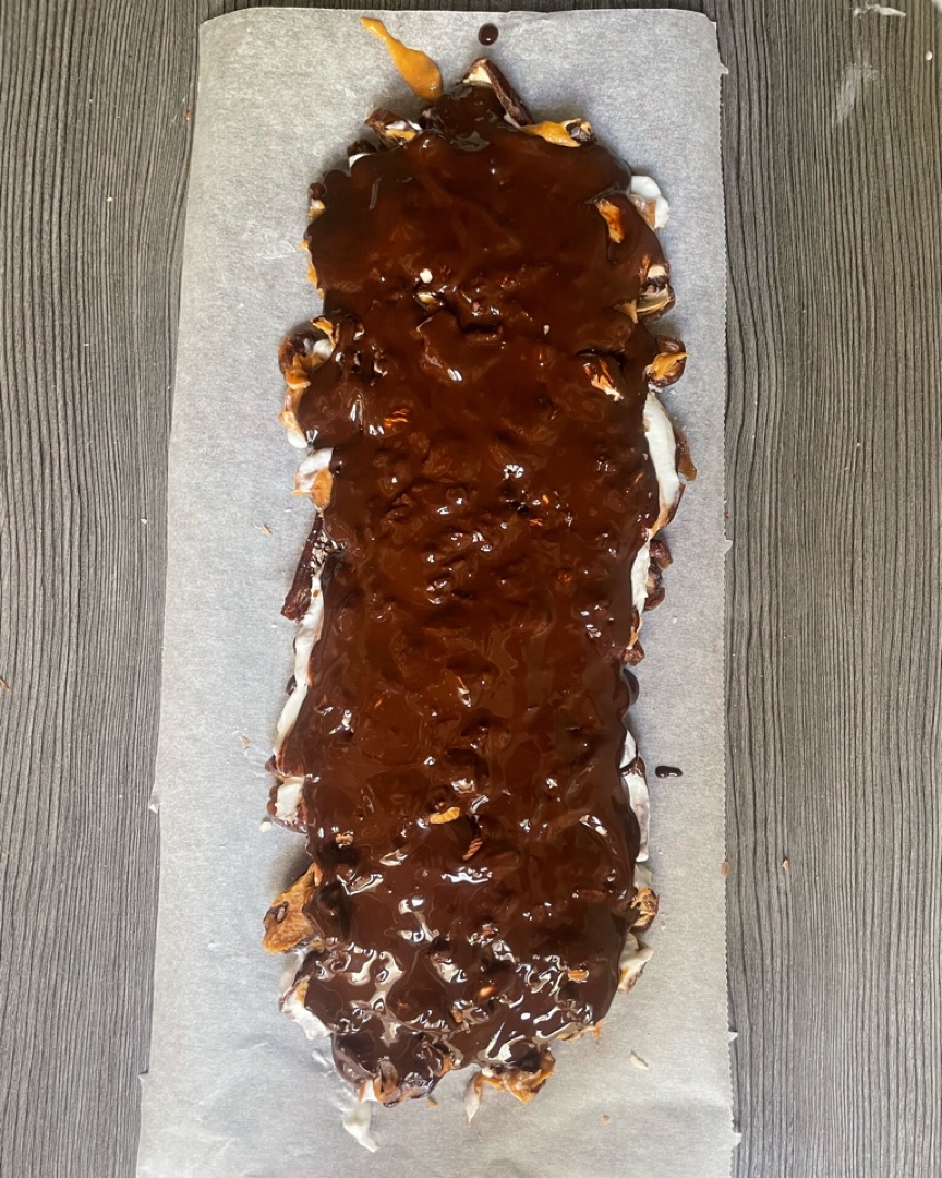 Snack crujiente de dátiles, chocolate y mantequilla de cacahuete 🥜 Paso 4 Snack crujiente de dátiles, chocolate y mantequilla de cacahuete 🥜 Paso 4