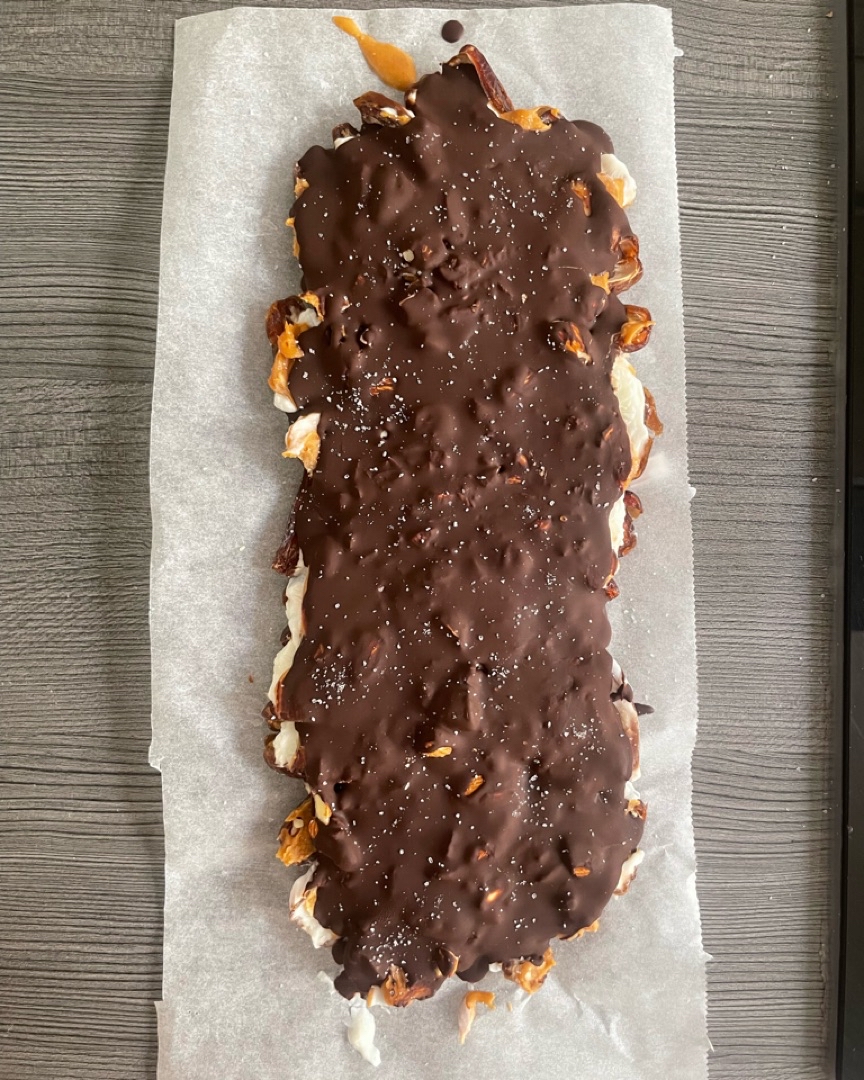 Snack crujiente de dátiles, chocolate y mantequilla de cacahuete 🥜 Paso 5 Snack crujiente de dátiles, chocolate y mantequilla de cacahuete 🥜 Paso 5