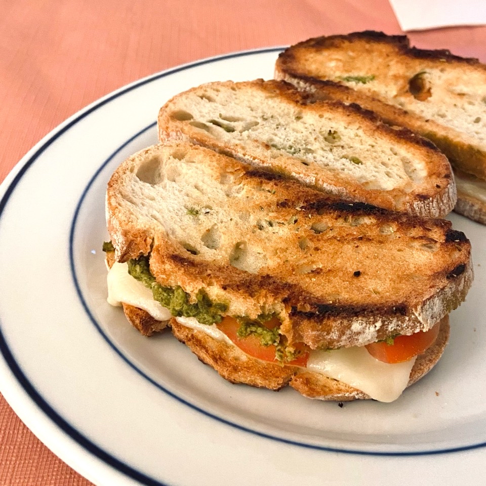 Sandwich rápido de tomate, pesto y queso