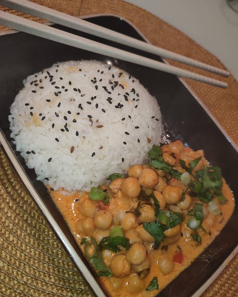 Garbanzos con curry rojo y arroz blanco Garbanzos con curry rojo y arroz blanco