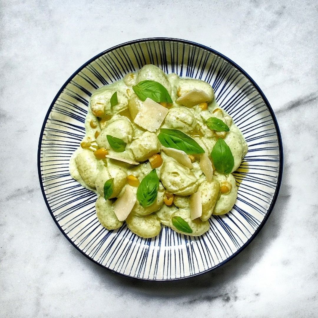 Gnocchi en salsa cremosa de albahaca y maíz 💚