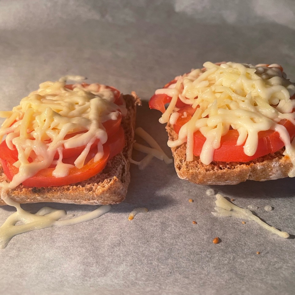 Tostada tomate y mozzarela 