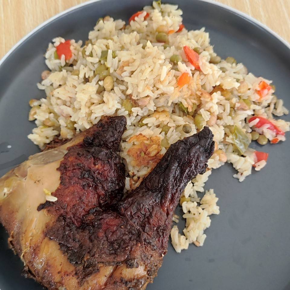 Arroz con guandules y pollo horneado 