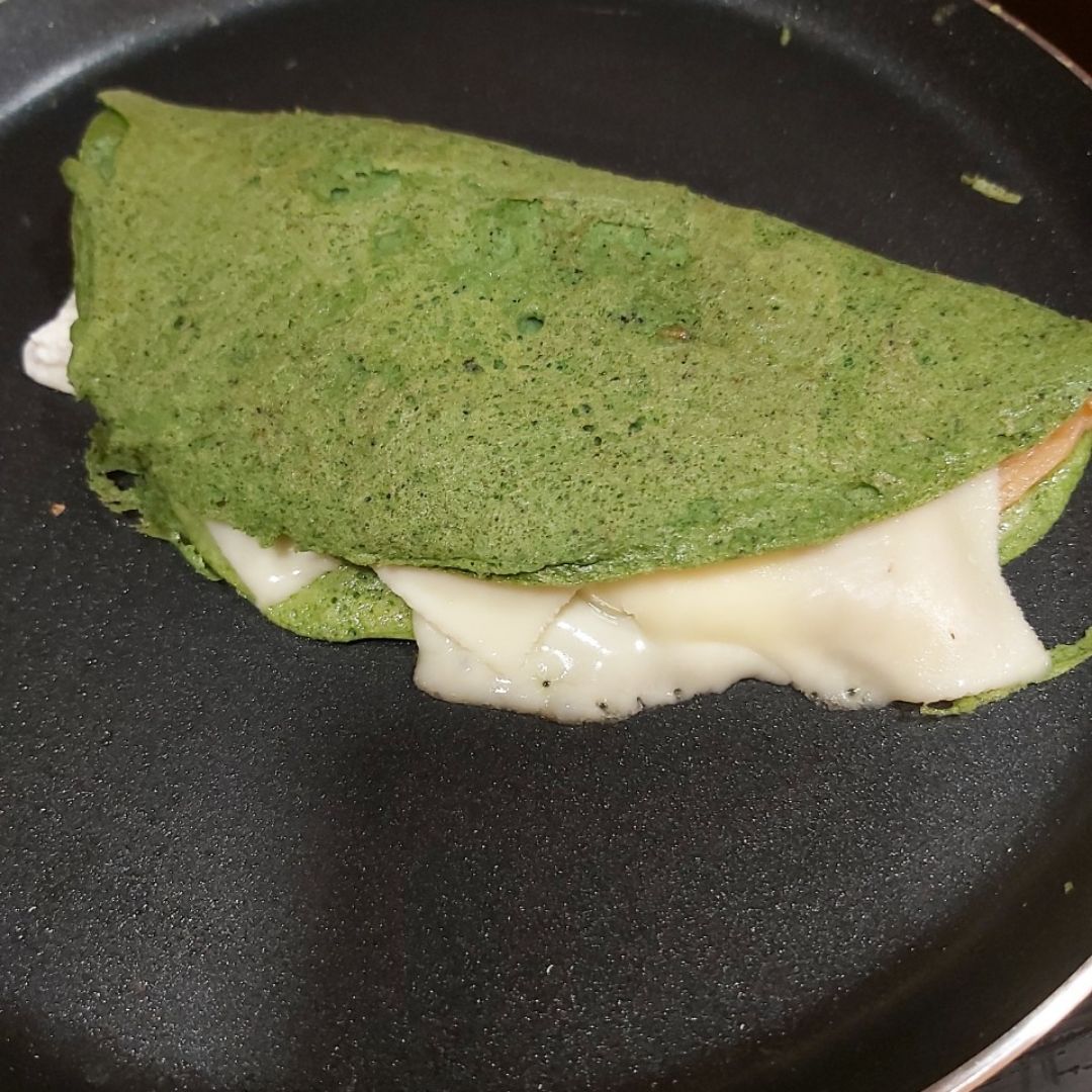 Crep de espinacas, con queso crema y salmón ahumado