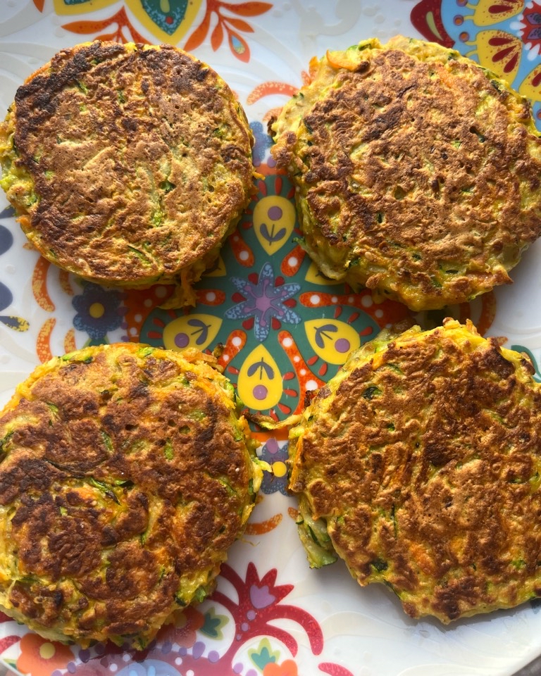 Hamburguesas de zanahoria y calabacín rellenas de queso.