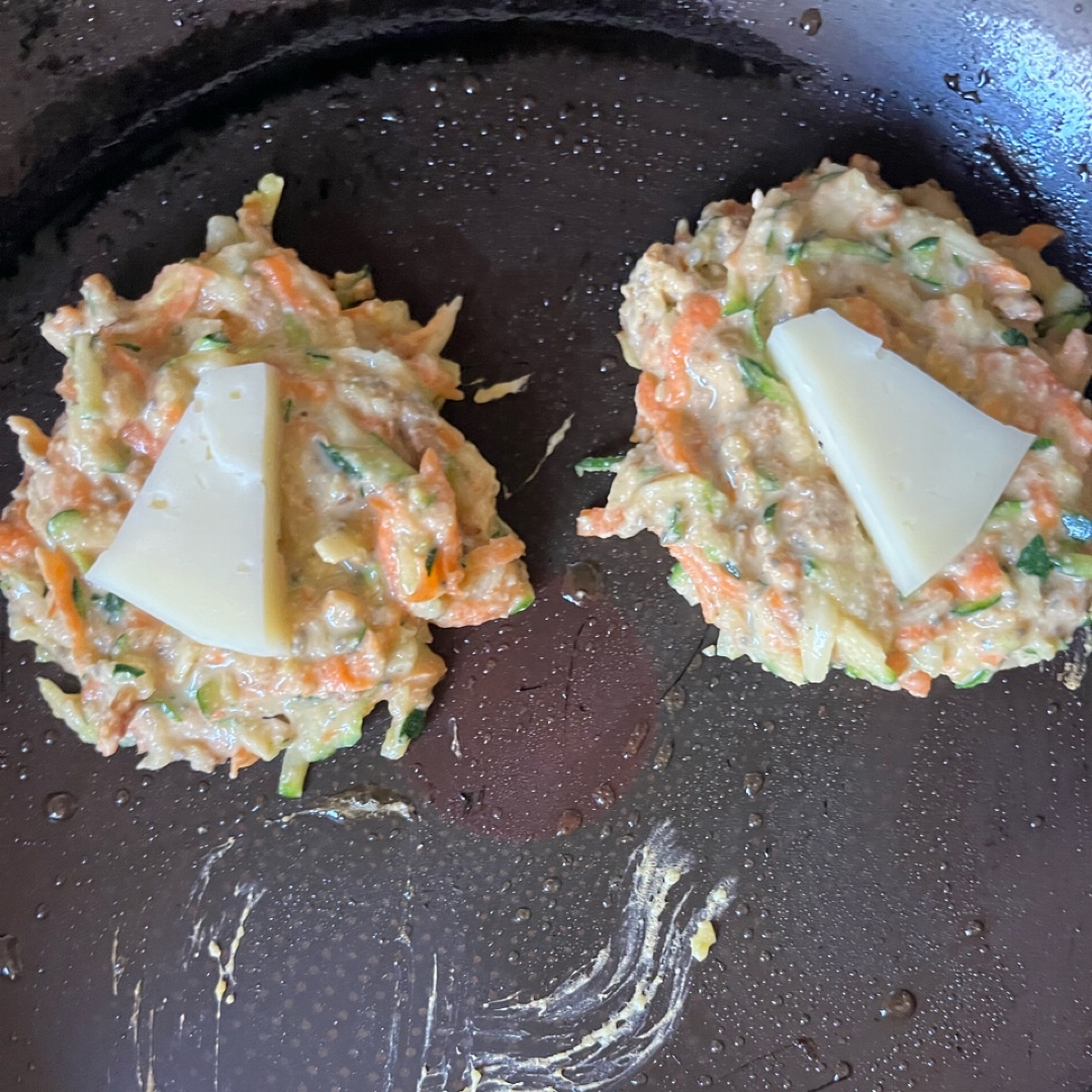 Hamburguesas de zanahoria y calabacín rellenas de queso. Paso 2