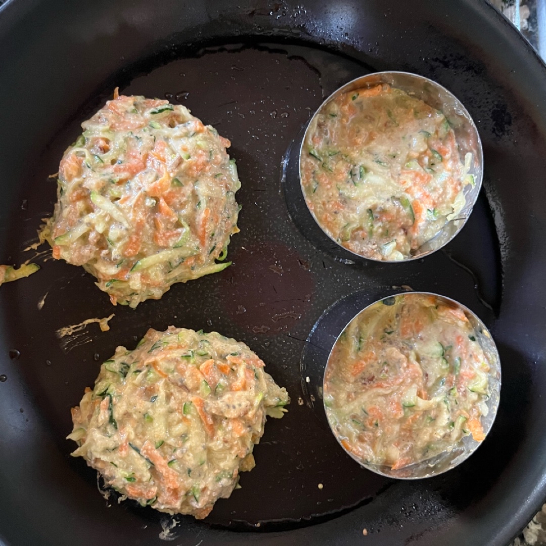 Hamburguesas de zanahoria y calabacín rellenas de queso. Paso 3