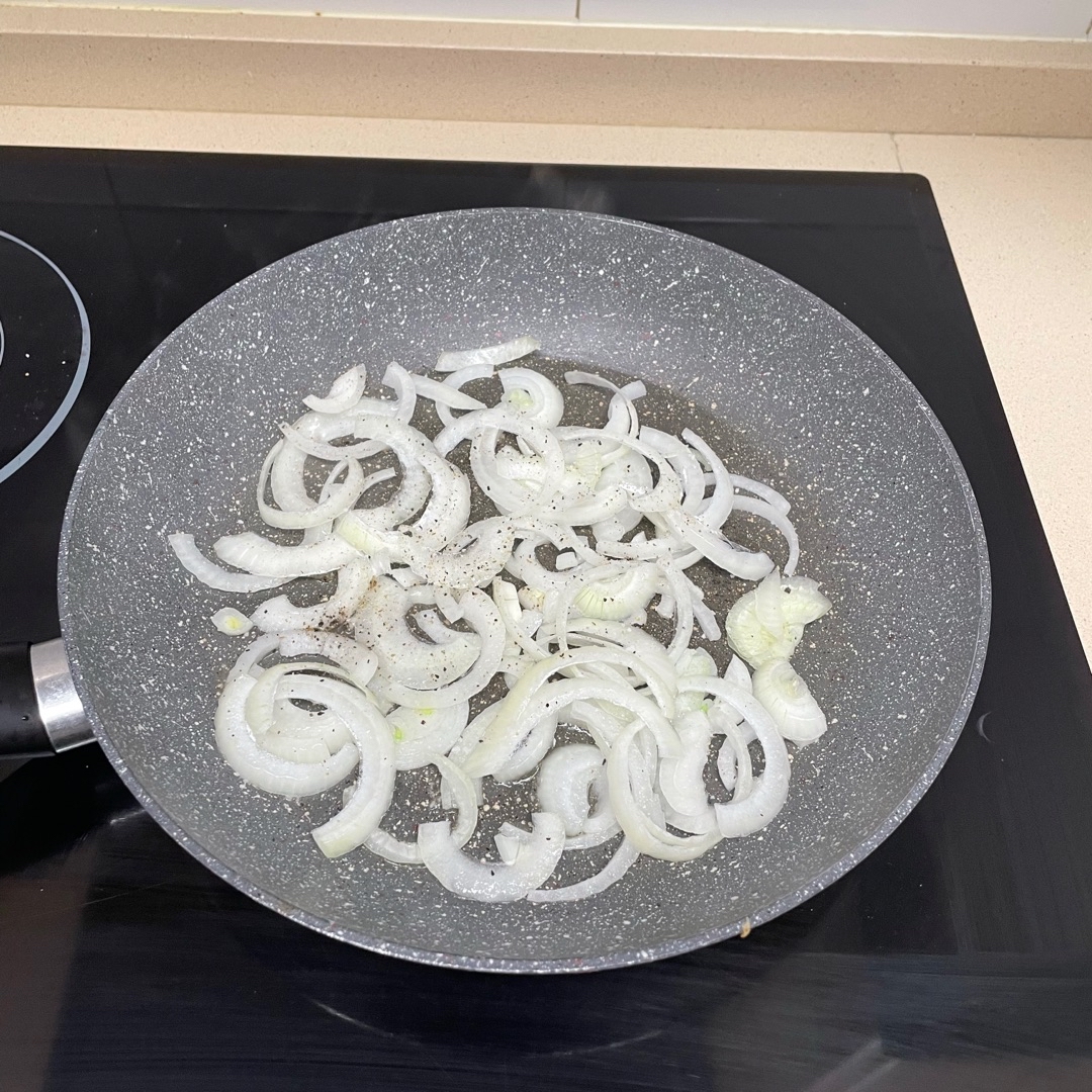 Gambas con calabacín y cebolla acompañado de pasta! Paso 1