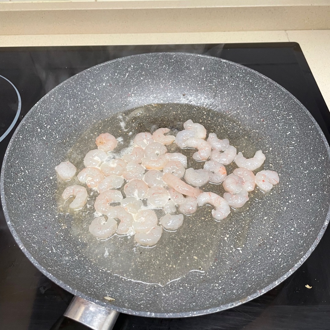 Gambas con calabacín y cebolla acompañado de pasta! Paso 2