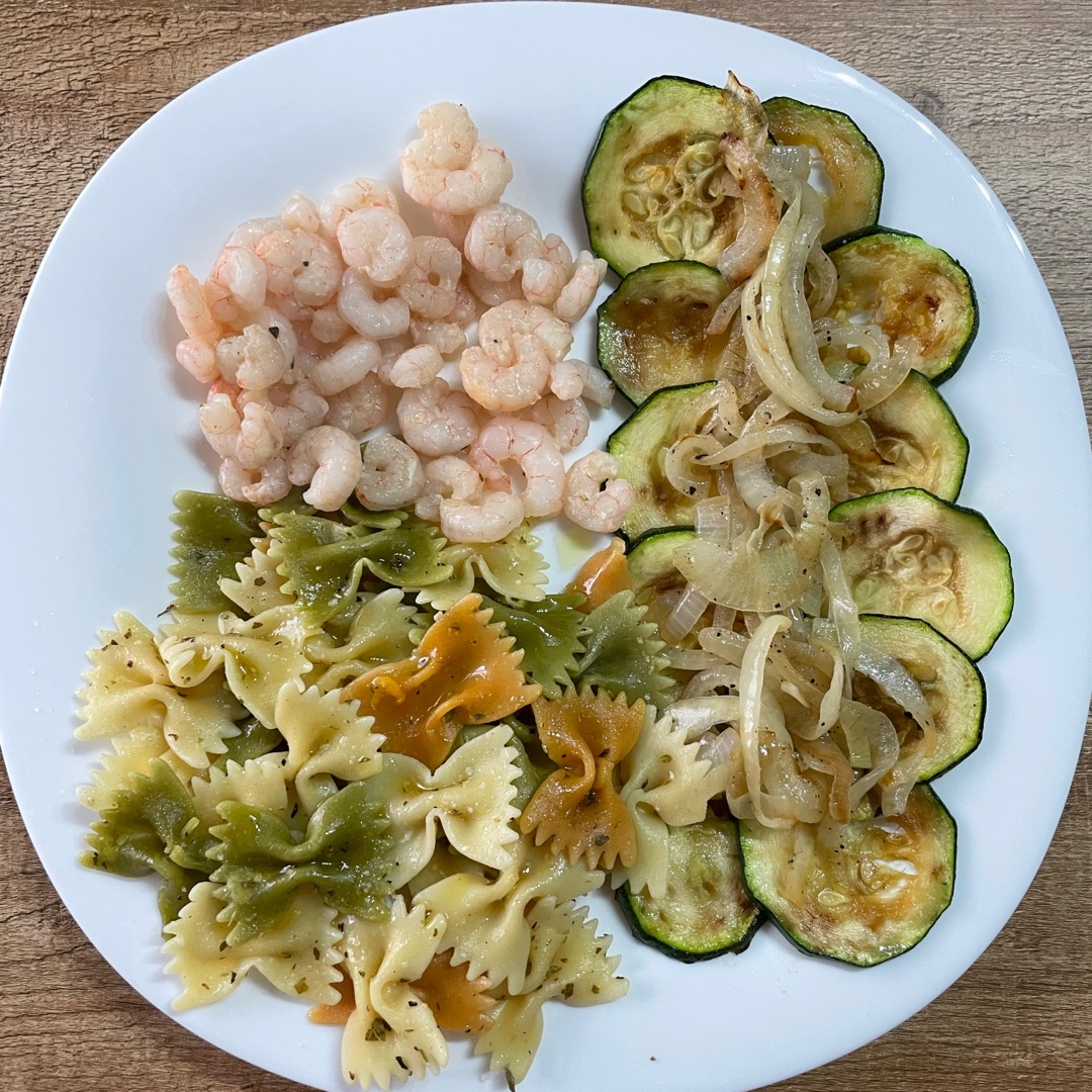 Gambas con calabacín y cebolla acompañado de pasta! Paso 3