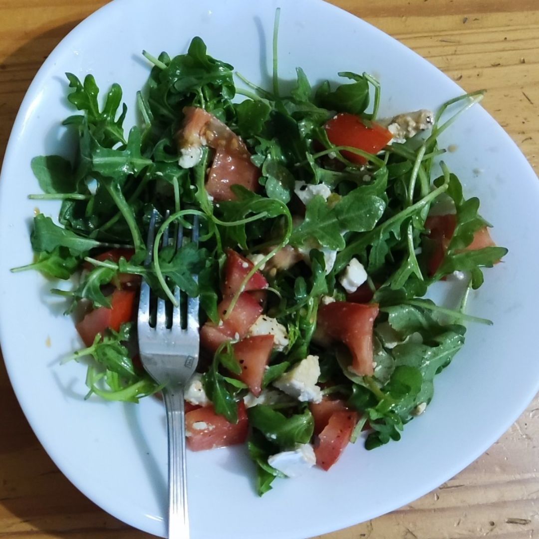 Ensalada de rúcula con tomate y queso de cabra Ensalada de rúcula con tomate y queso de cabra