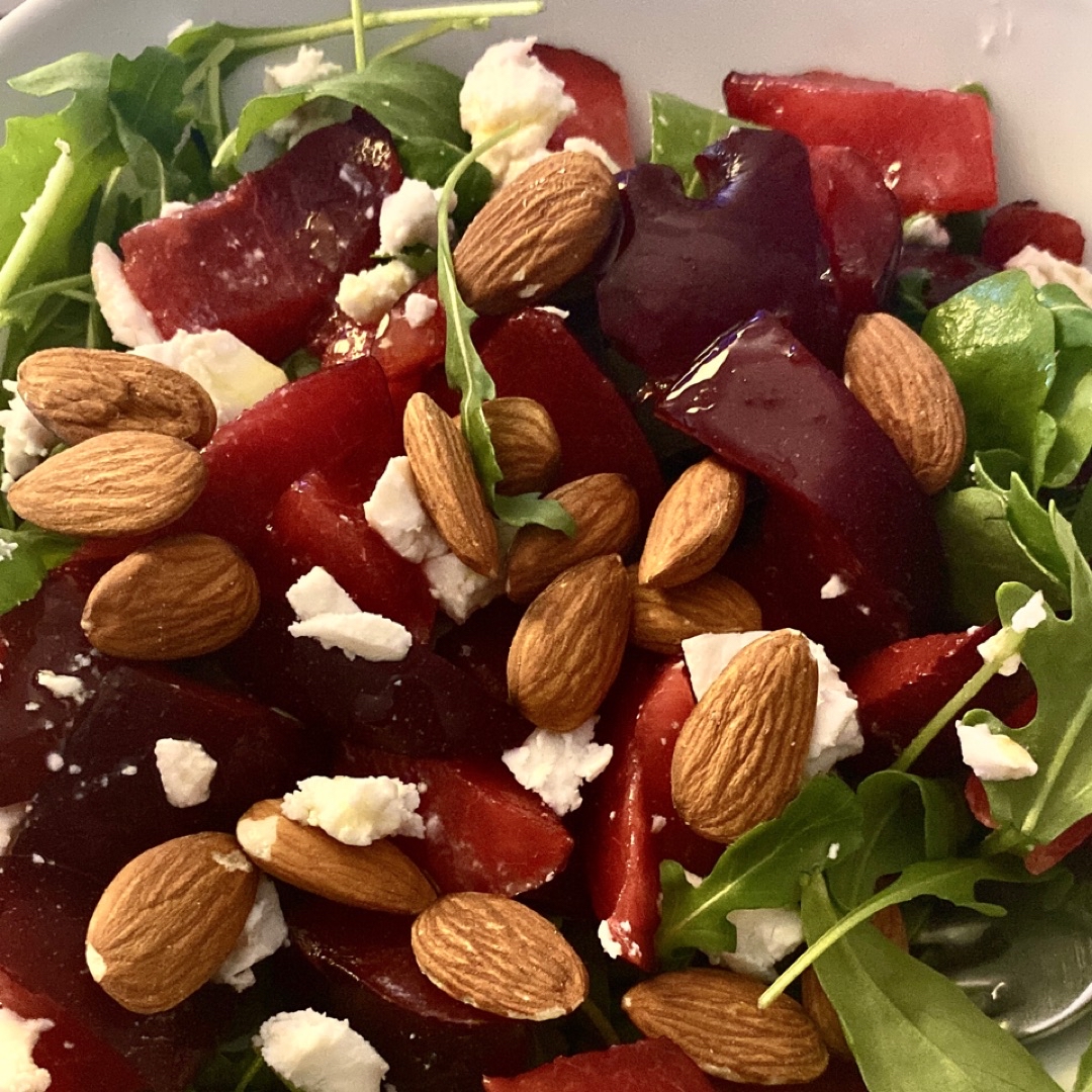 Ensalada veraniega de rúcula y ciruela Ensalada veraniega de rúcula y ciruela