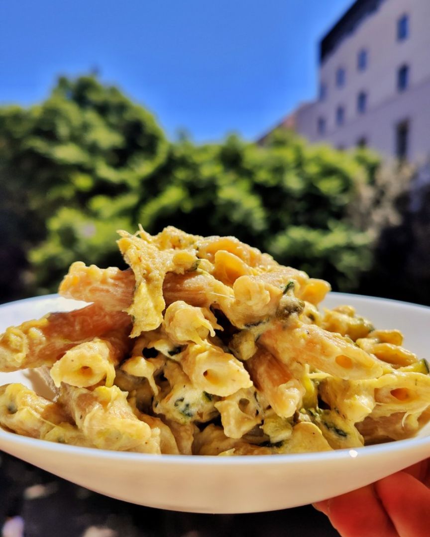 Pasta Vegana super cremosa con anacardos, limón, calabacín y alcaparras 🙈🌿 Pasta Vegana super cremosa con anacardos, limón, calabacín y alcaparras 🙈🌿
