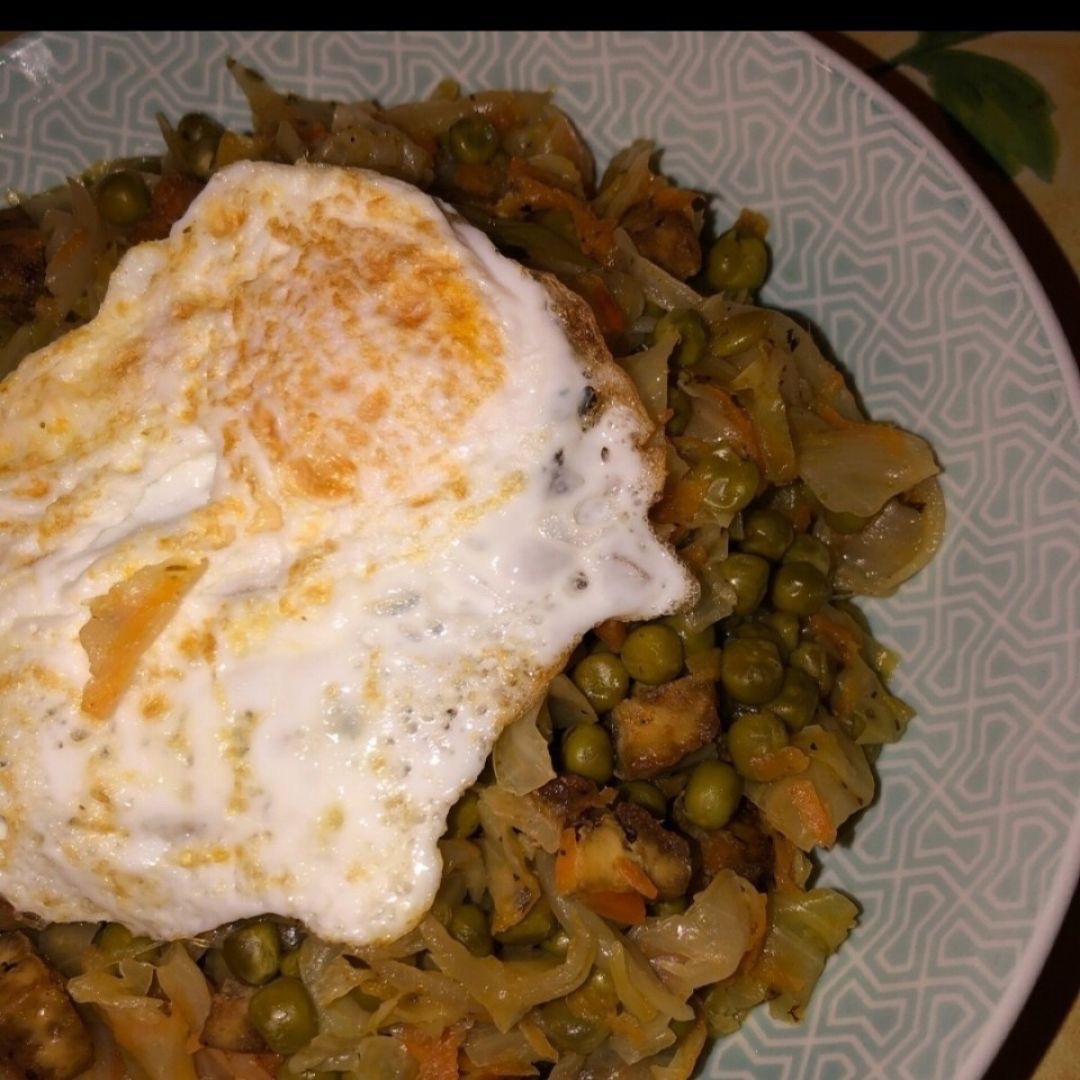 Revuelto guisantes, repollo y zanahoria con tofu Revuelto guisantes, repollo y zanahoria con tofu