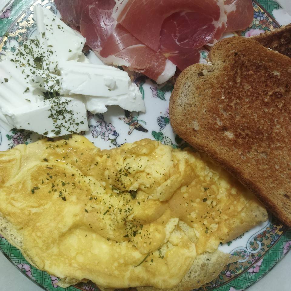 Tortilla francesa con jamón serrano, queso de burgos y tostadas Tortilla francesa con jamón serrano, queso de burgos y tostadas