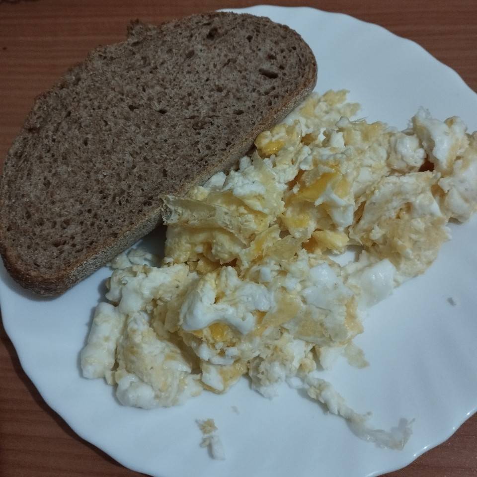 Pan integral con revuelto de huevo Pan integral con revuelto de huevo